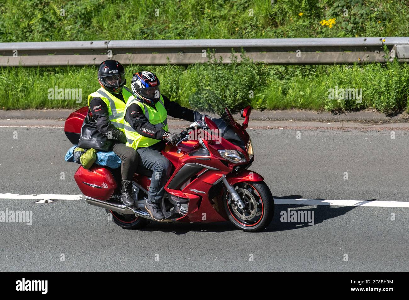 1300 pilota rosso Yamaha Motorbike; due ruote di trasporto, moto, veicolo, strade, moto, motociclisti che guidano a Chorley, Regno Unito Foto Stock