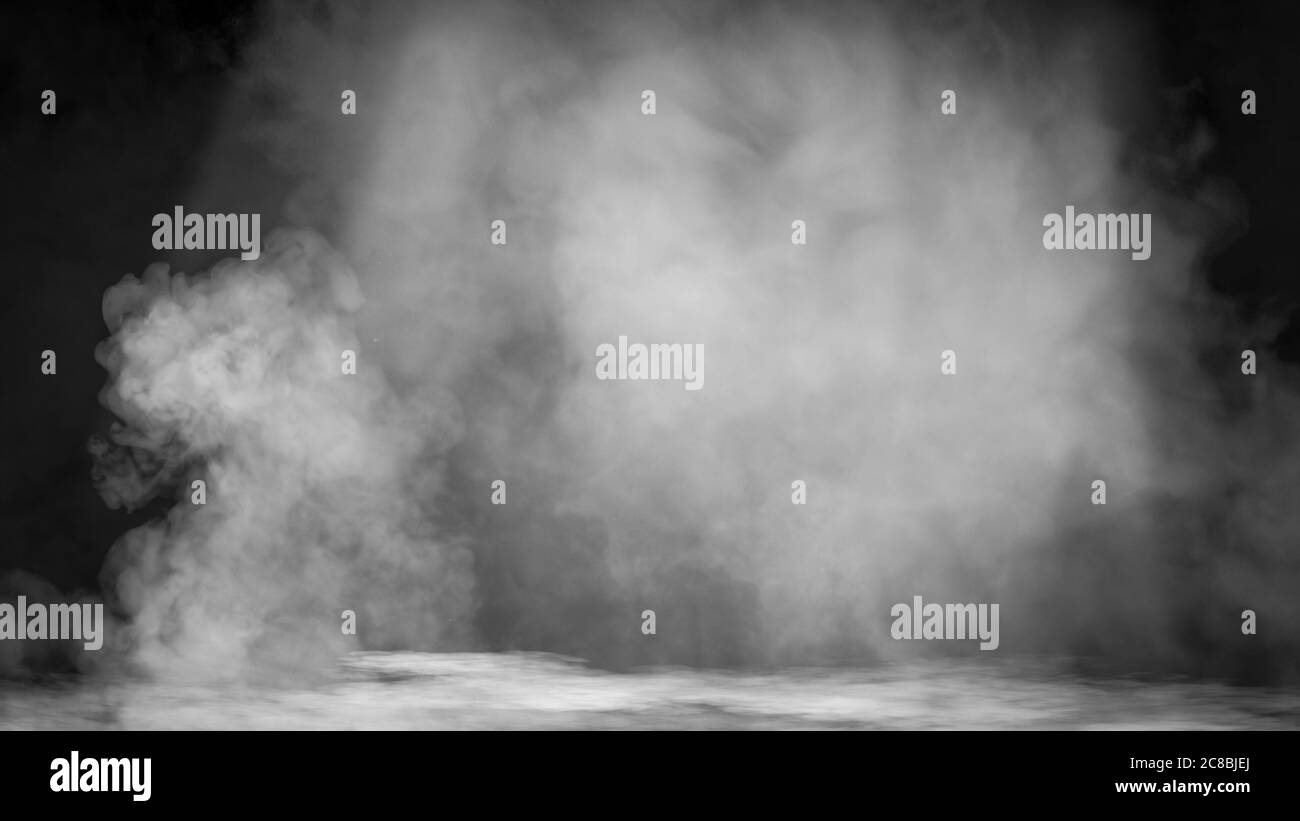 Le nuvole di fumo di ghiaccio secco appannano la struttura del pavimento. . Effetto nebbia perfetto su sfondo isolato Foto Stock
