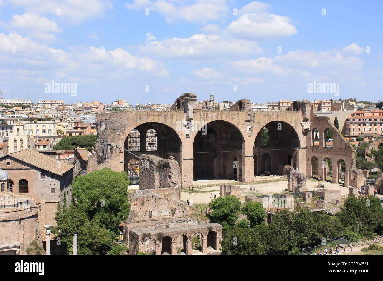 I fori Romani, una passeggiata nell'antico Foro Romano ci fa viaggiare attraverso il tempo, immaginando Giulio Cesare accanto a noi. Foto Stock