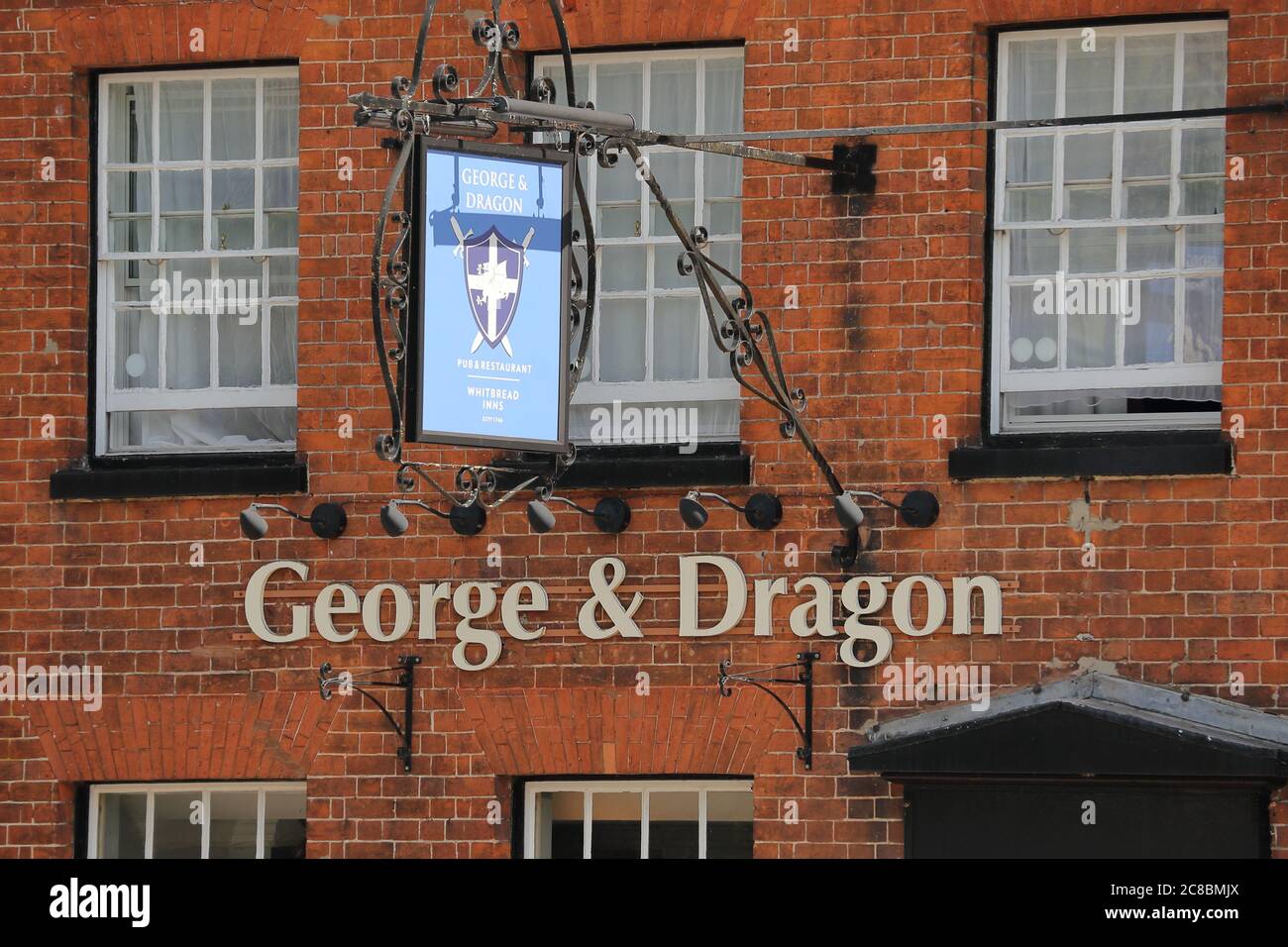 Davanti al pub George & Dragon a Marlow High Street, Regno Unito Foto Stock