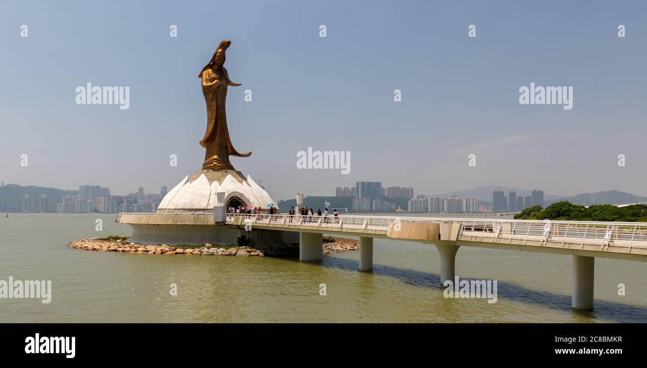 Macao, Cina - 27 maggio 2017: Vista panoramica sulla statua di Kun IAM. La scultura è alta 32 metri ed è realizzata in bronzo. Buddista bodhisattva conosciuto anche come G. Foto Stock