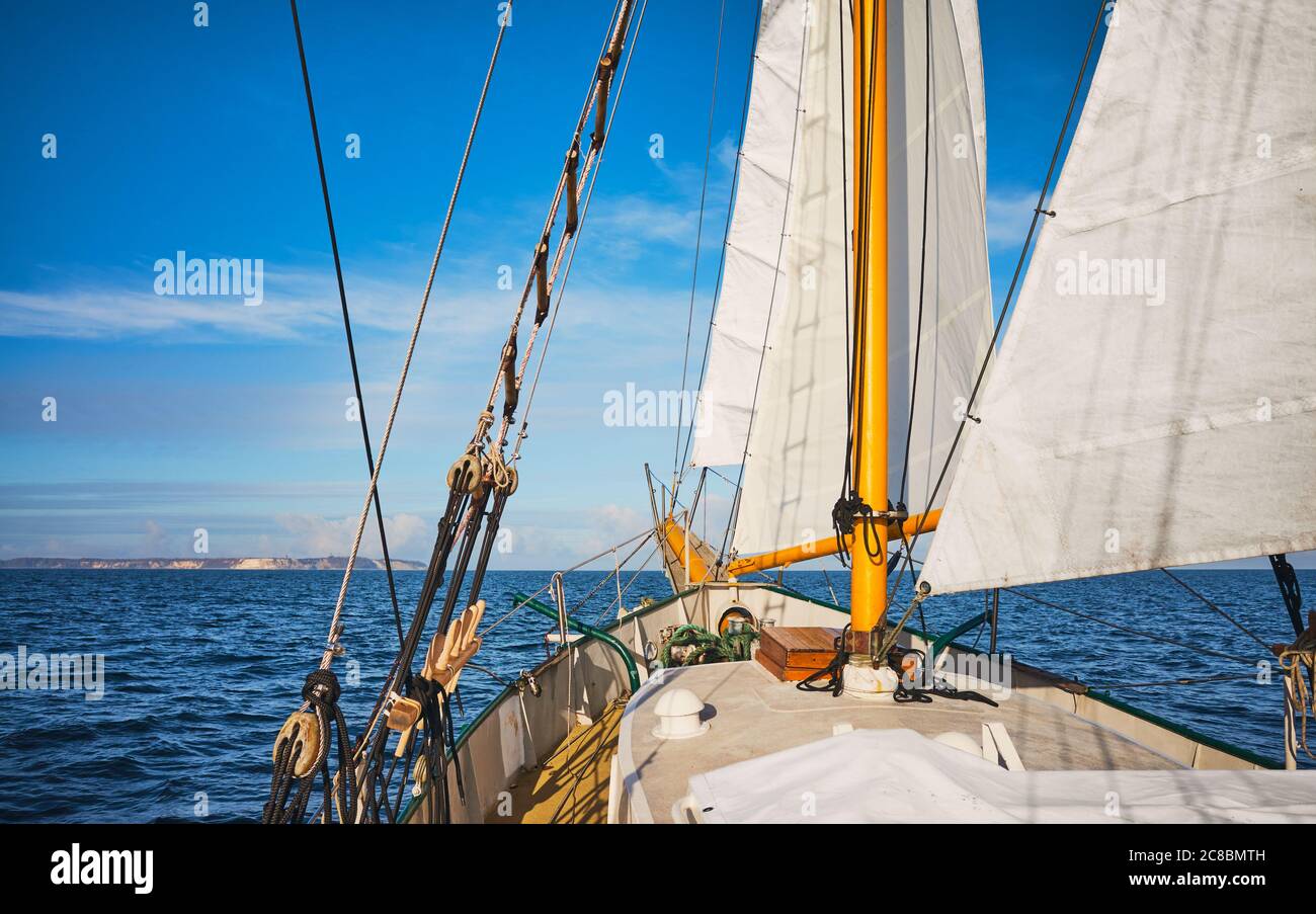 Vecchia goletta che naviga lungo la costa dell'isola di Rugen, Germania. Foto Stock
