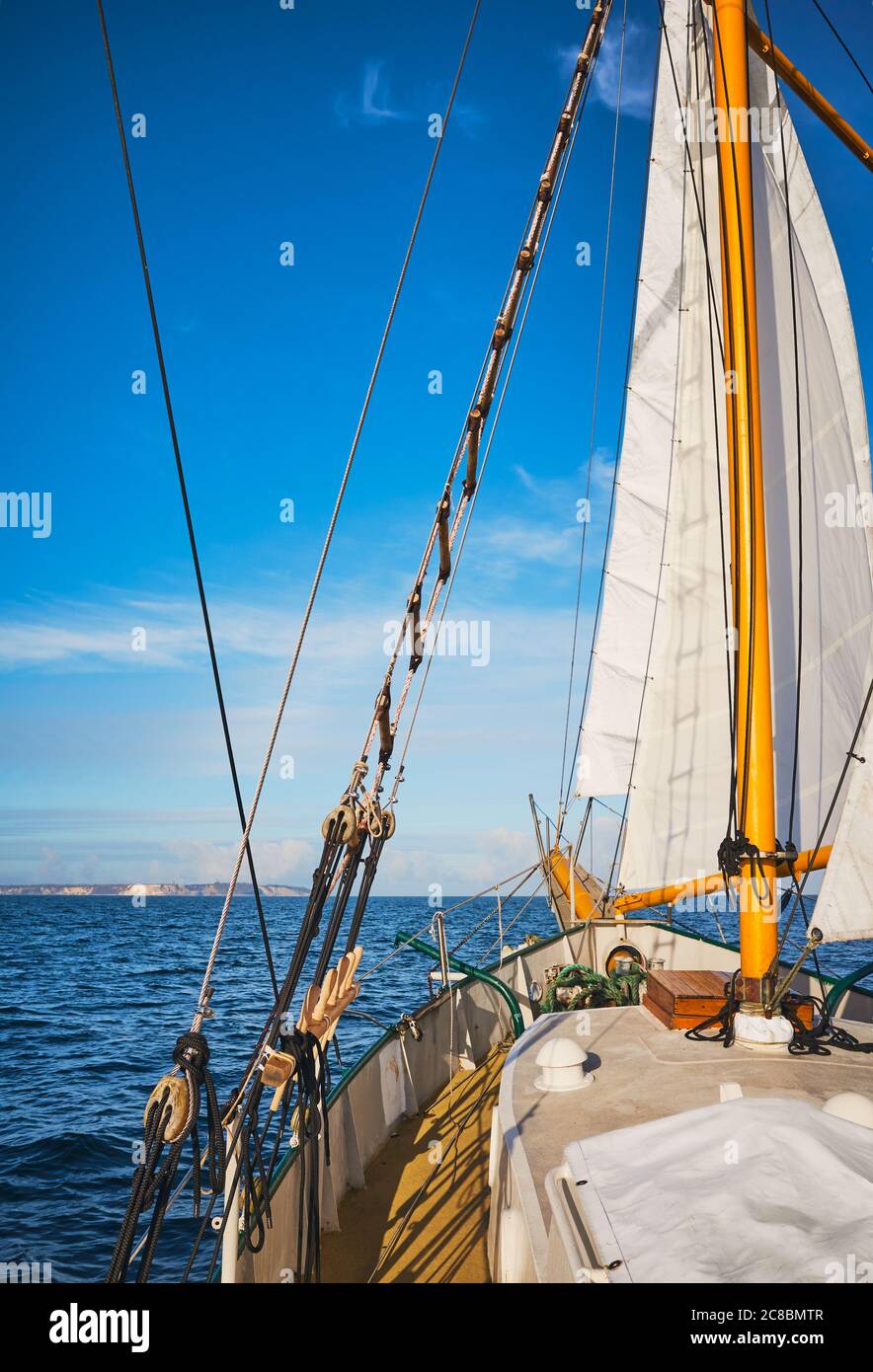 Vecchia goletta che naviga lungo la costa dell'isola di Rugen, Germania. Foto Stock