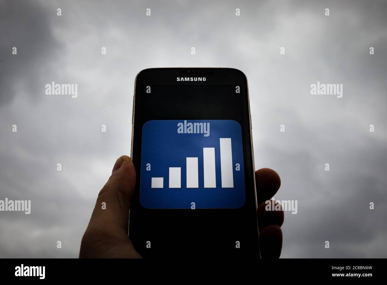 In questa illustrazione fotografica viene visualizzato un logo 5G su uno smartphone Samsung. Foto Stock