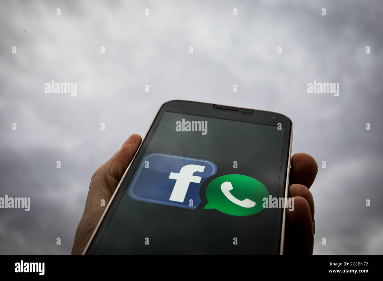 In questa illustrazione fotografica viene visualizzato un logo Facebook e Whatsapp sullo smartphone. Foto Stock