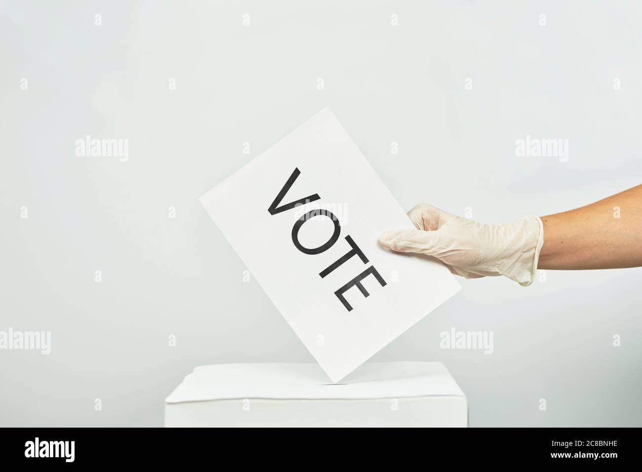 Coronavirus e politica. Impatto del covid-19 sulle date delle elezioni, sulle procedure di voto e sull'amministrazione. Elezioni durante il COVID-19. Coronavirus e. Foto Stock