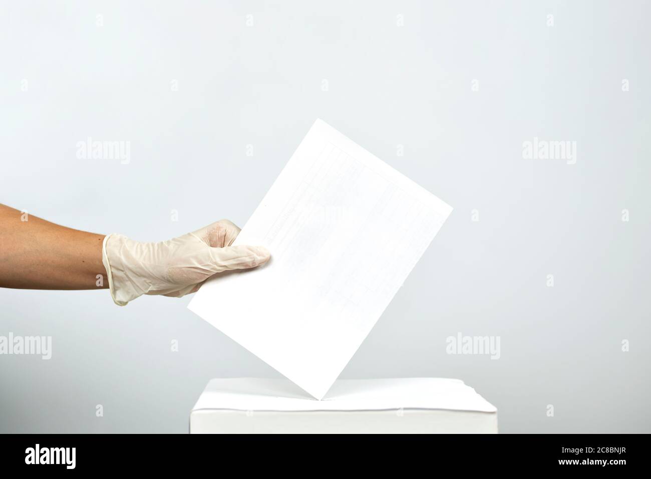 Coronavirus e politica. Impatto del covid-19 sulle date delle elezioni, sulle procedure di voto e sull'amministrazione. Elezioni durante il COVID-19. Coronavirus e. Foto Stock