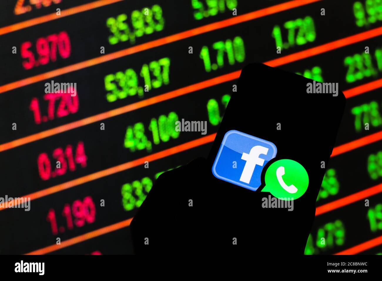 In questa illustrazione fotografica viene visualizzato un logo Facebook e Whatsapp sullo smartphone. Foto Stock