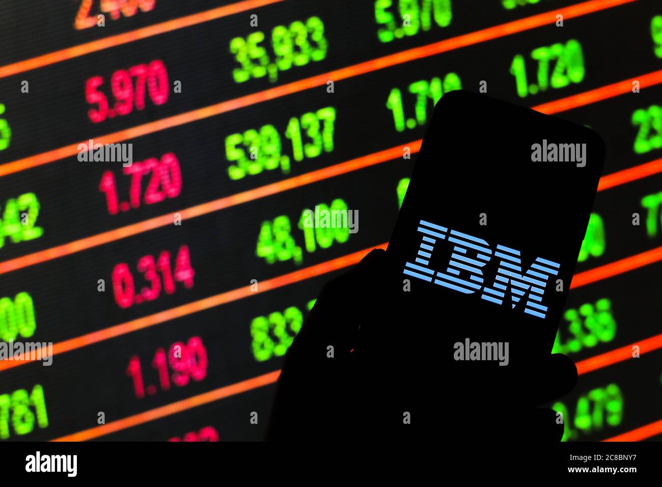 In questa immagine è riportato un logo IBM visualizzato su uno smartphone. Foto Stock