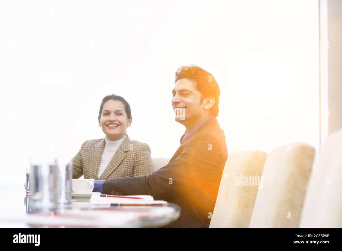 Uomo d'affari indiano e donna in riunione Foto Stock