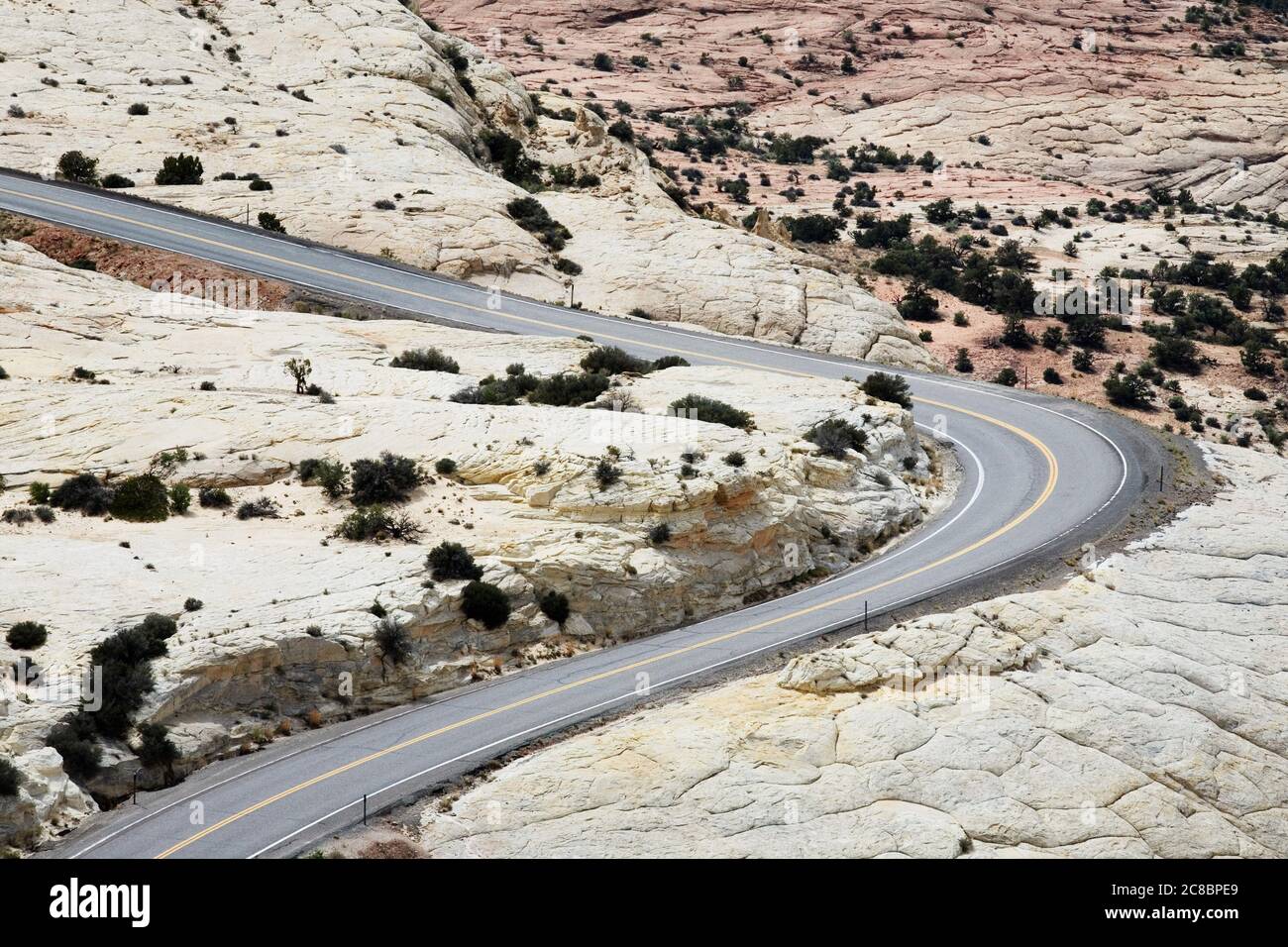 Arida e tortuosa autostrada del deserto Foto Stock