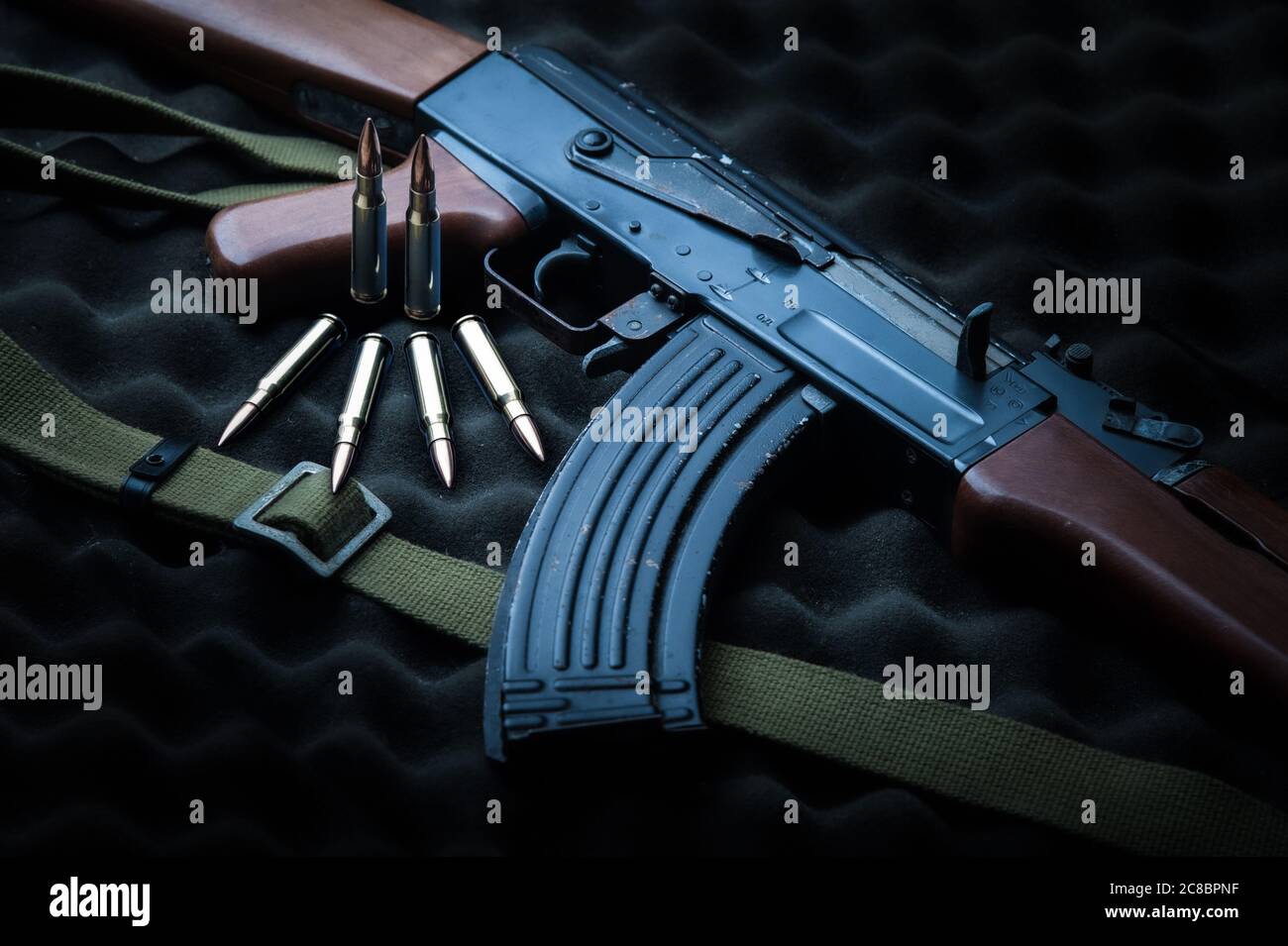 Famoso fucile d'assalto russo Kalashnikov AK-47 con un paio di giri Foto Stock