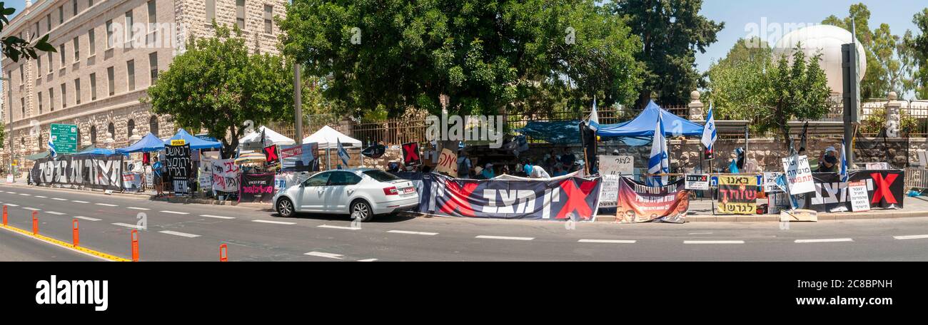 I manifestanti di una protesta in corso stanno protestando contro i presunti crimini di corruzione e di cattiva gestione dello stato da parte del primo ministro Benjamin (Bibi) Netanyahu di fronte alla residenza ufficiale in via Balfour, Gerusalemme Ovest, Israele fotografata il 22 luglio 2020. Foto Stock