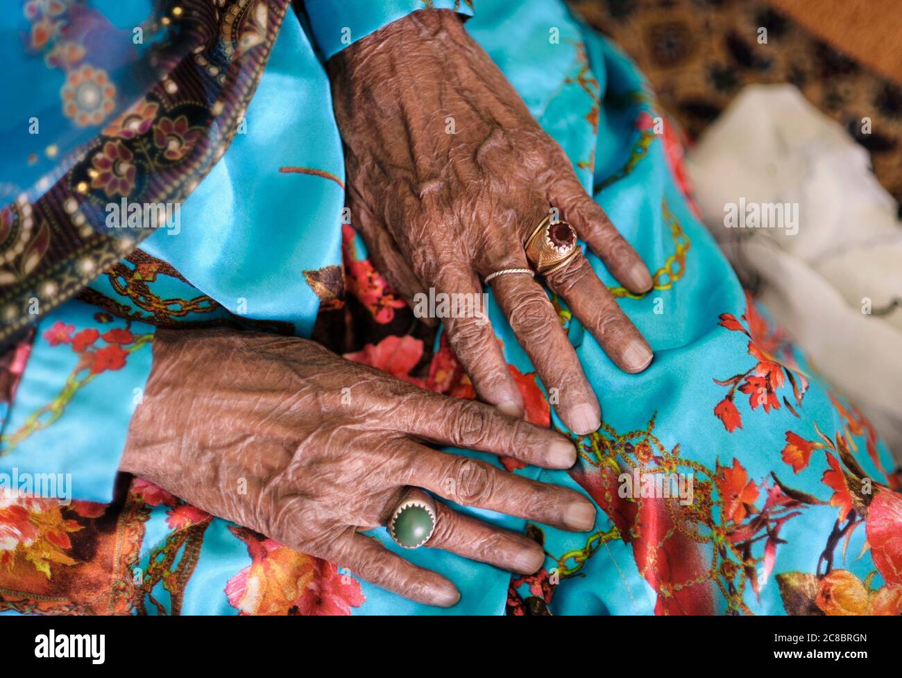 Harar - Etiopia - Africa, dicembre 27. 2012: Mani di una vecchia donna etiope ad Harar, Etiopia Foto Stock