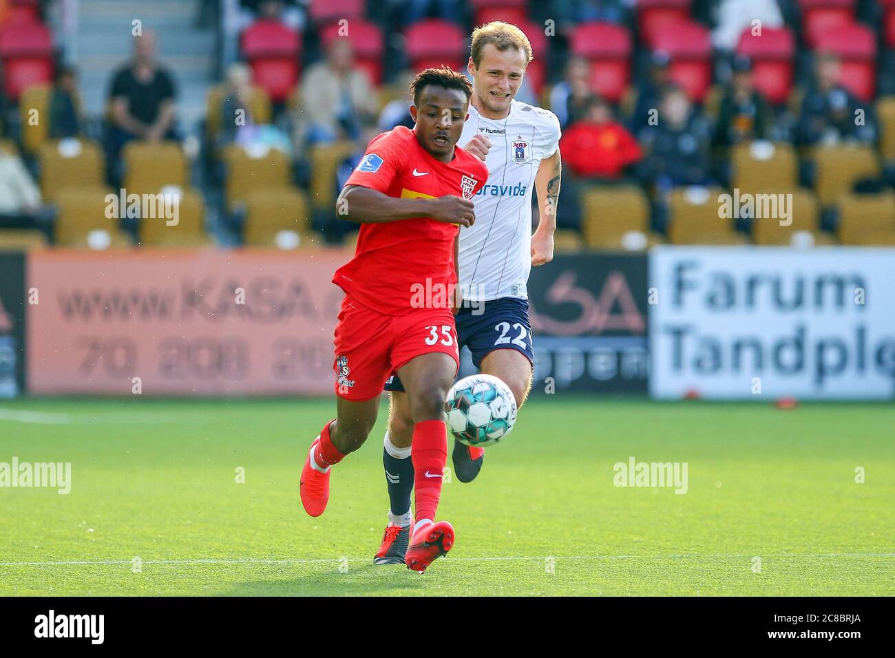 Farum, Danimarca. 22 luglio 2020. Isaac Atanga (35) del FC Nordsjaelland e Benjamin Hvidt (22) dell'AGF visto durante la partita 3F Superliga tra FC Nordsjaelland e AGF a destra a Dream Park a Farum. (Photo Credit: Gonzales Photo/Alamy Live News Foto Stock