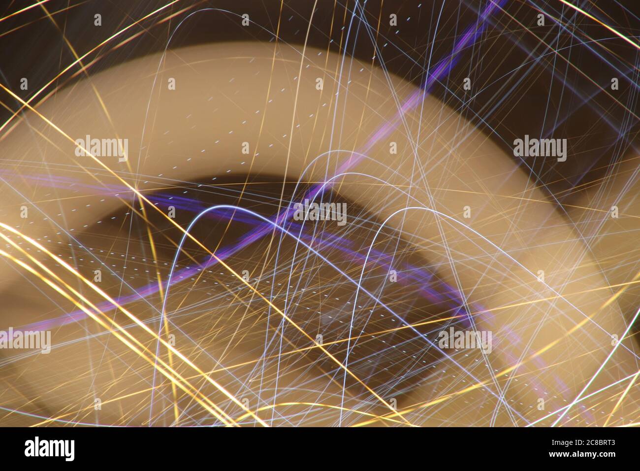 Motivi di luce di traccia creati utilizzando il movimento intenzionale della fotocamera con luci solari Foto Stock