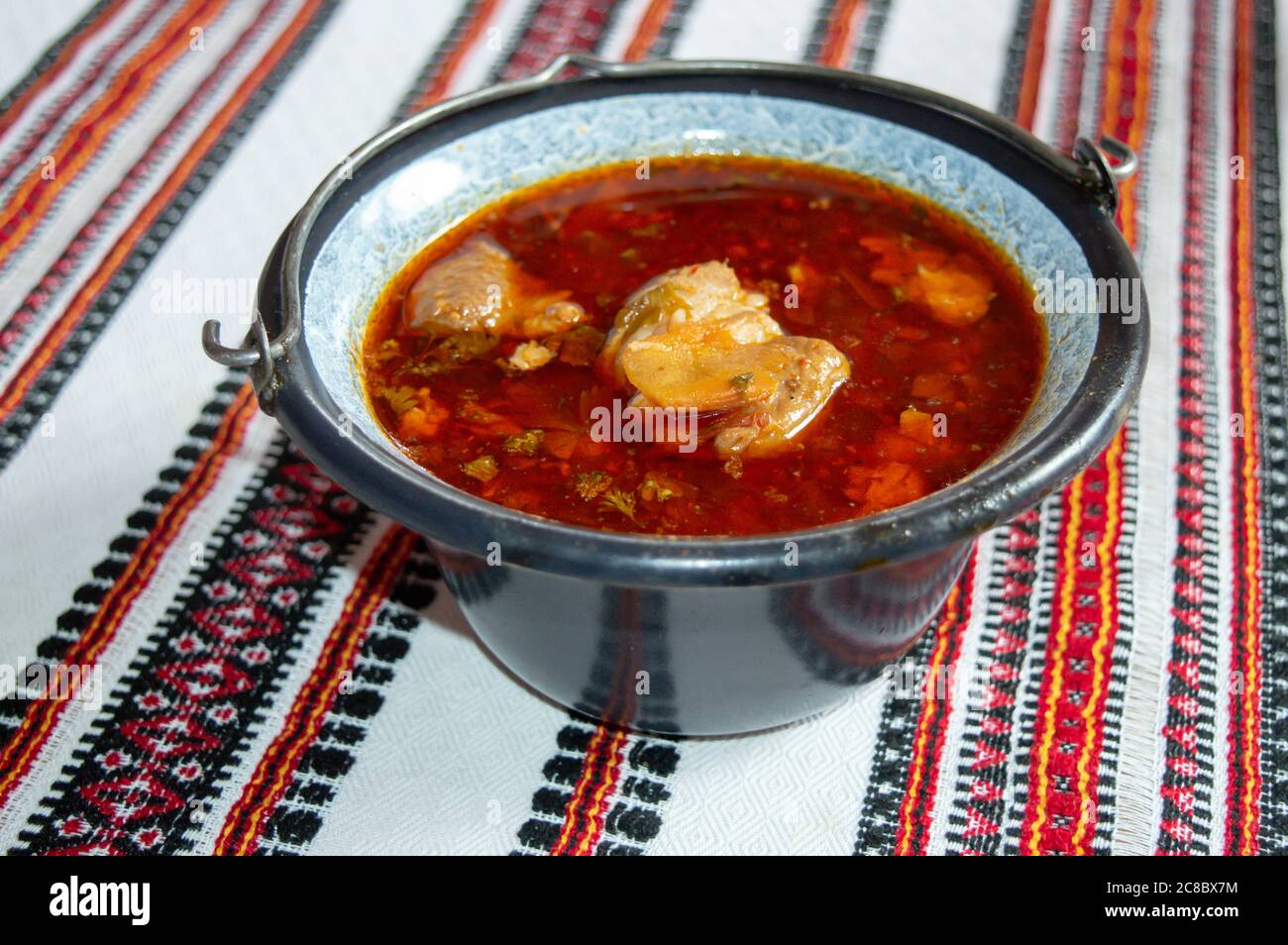Zuppa tradizionale ungherese di goulash in ristorante, regione dei Carpazi, Ucraina Foto Stock