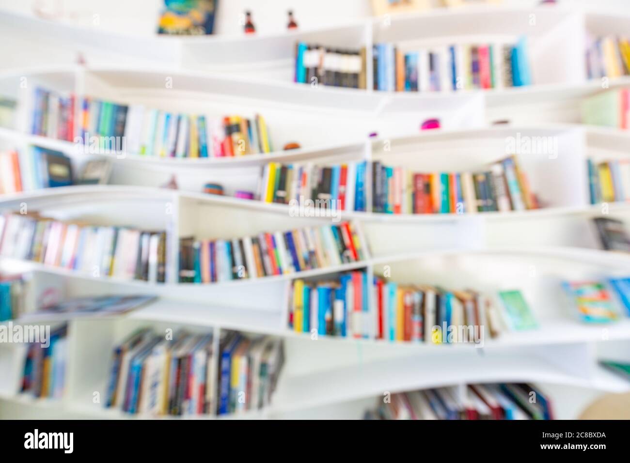Librerie offuscate astratte con libri, manuali e libri di testo su librerie in biblioteca o in libreria, soft focus. Concetto di apprendimento, scuola Foto Stock