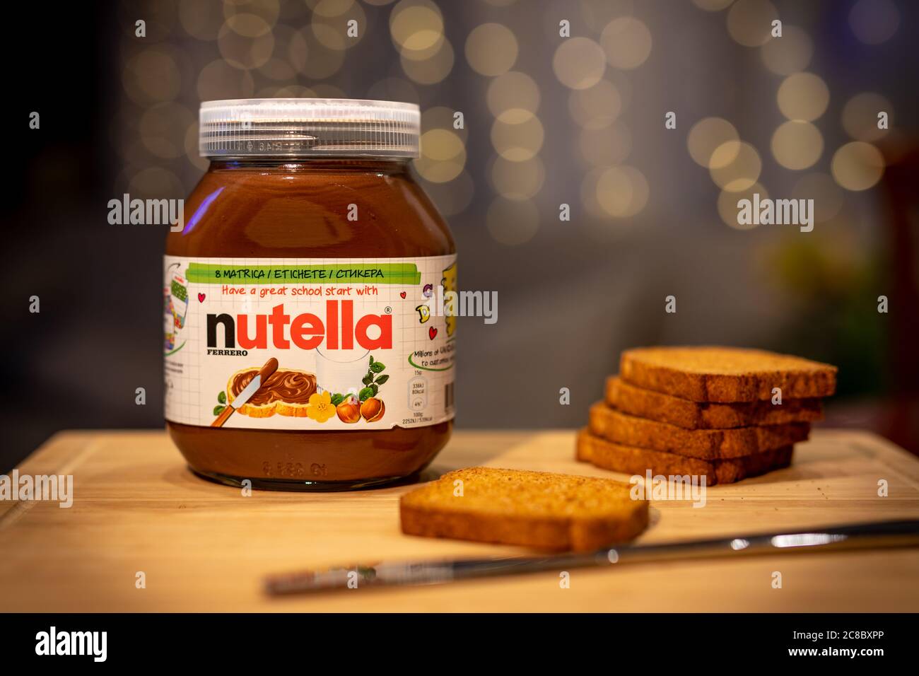 09.10.19 Budapest: Vaso spalmato nocciola Nutella. Nutella è un marchio di cacao alla nocciola zuccherato prodotto dalla società italiana Ferrero. Foto Stock