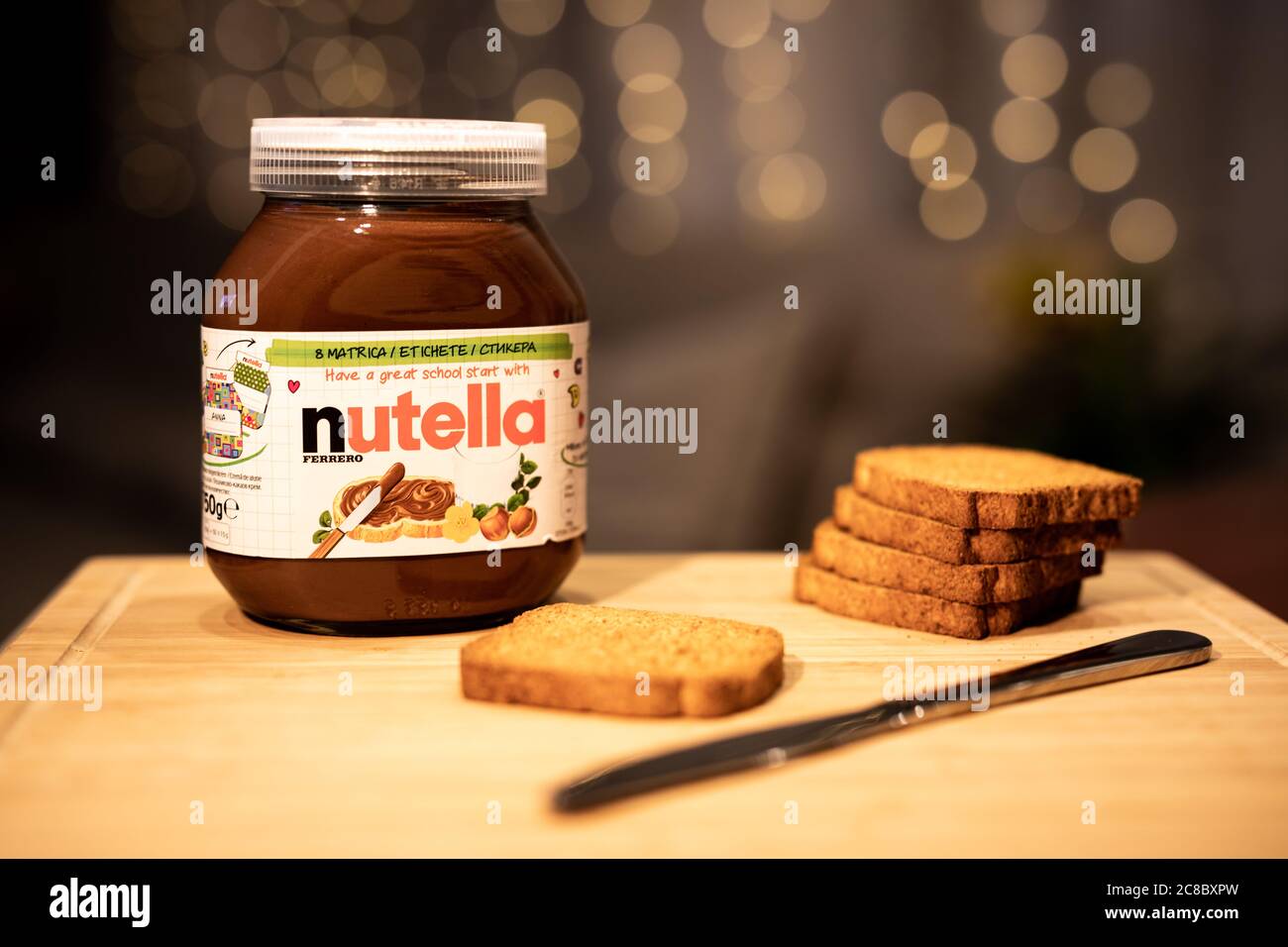 09.10.19 Budapest: Vaso spalmato nocciola Nutella. Nutella è un marchio di cacao alla nocciola zuccherato prodotto dalla società italiana Ferrero. Foto Stock