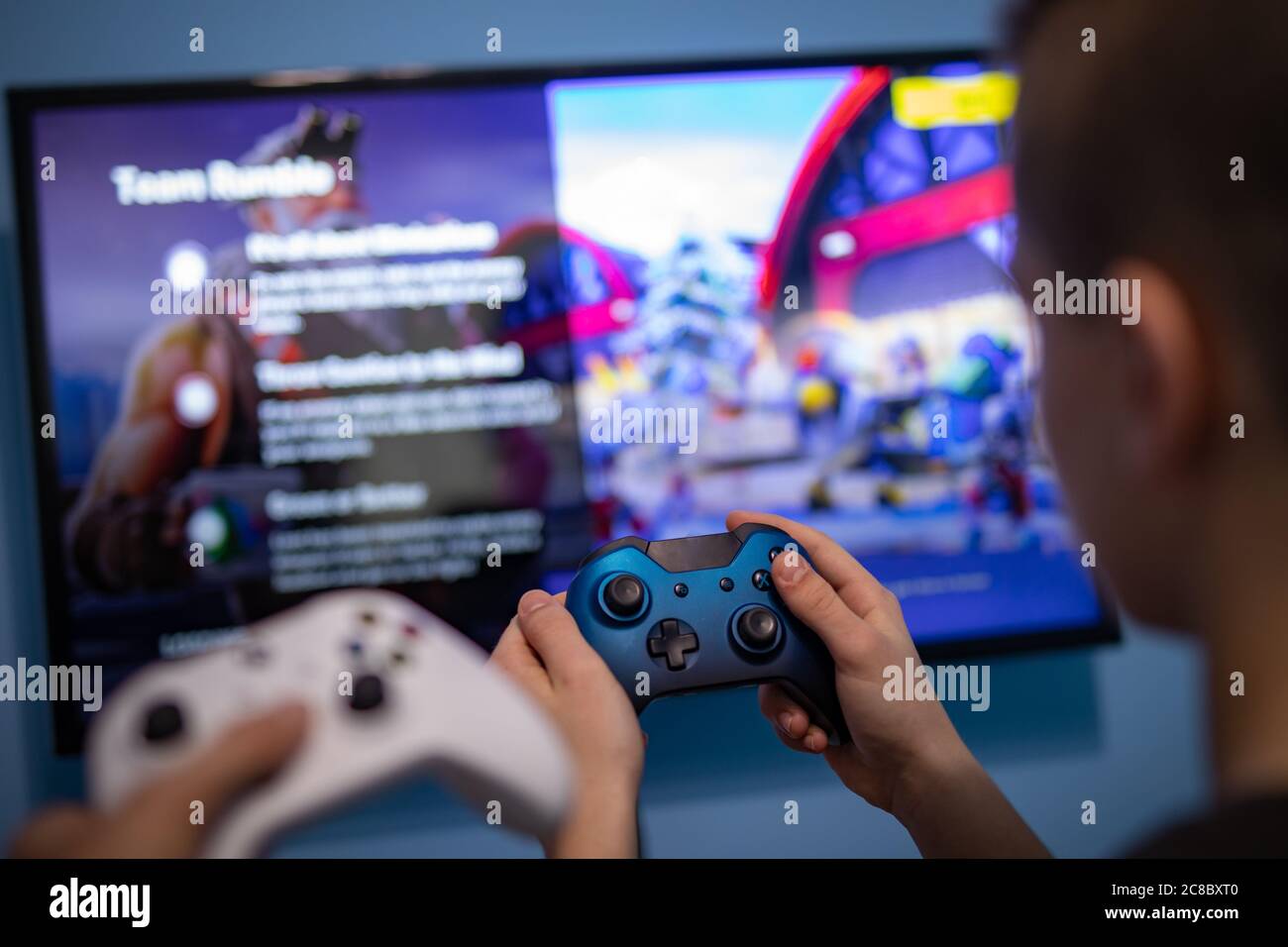 Budapest, Ungheria - 08.17.2019: Giocatore anonimo giocando a Fortnite su sistema Xbox One Foto Stock