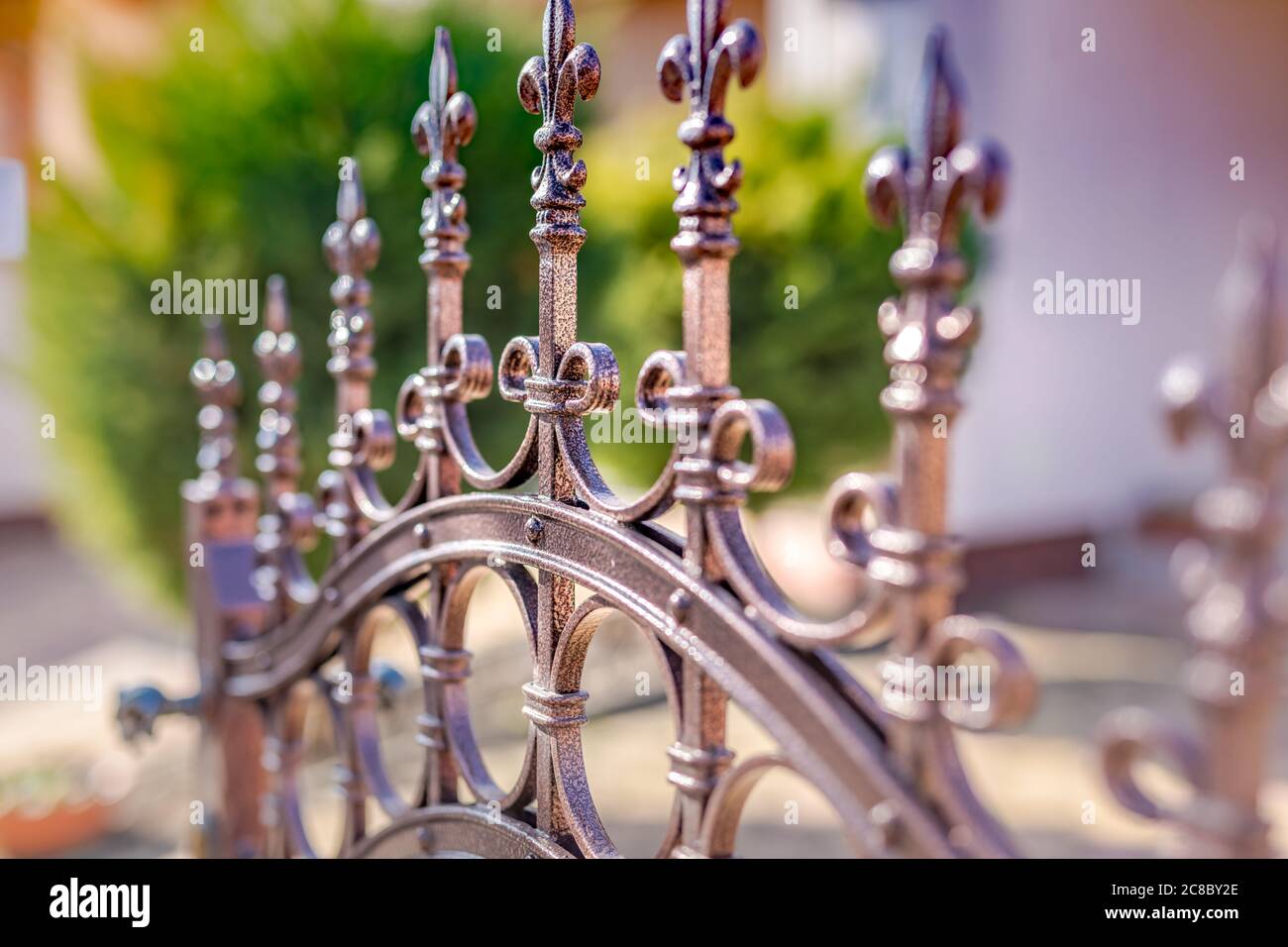 Prospettiva di recinzione metallica appuntita. Recinzione in metallo nero con elementi in oro Foto Stock