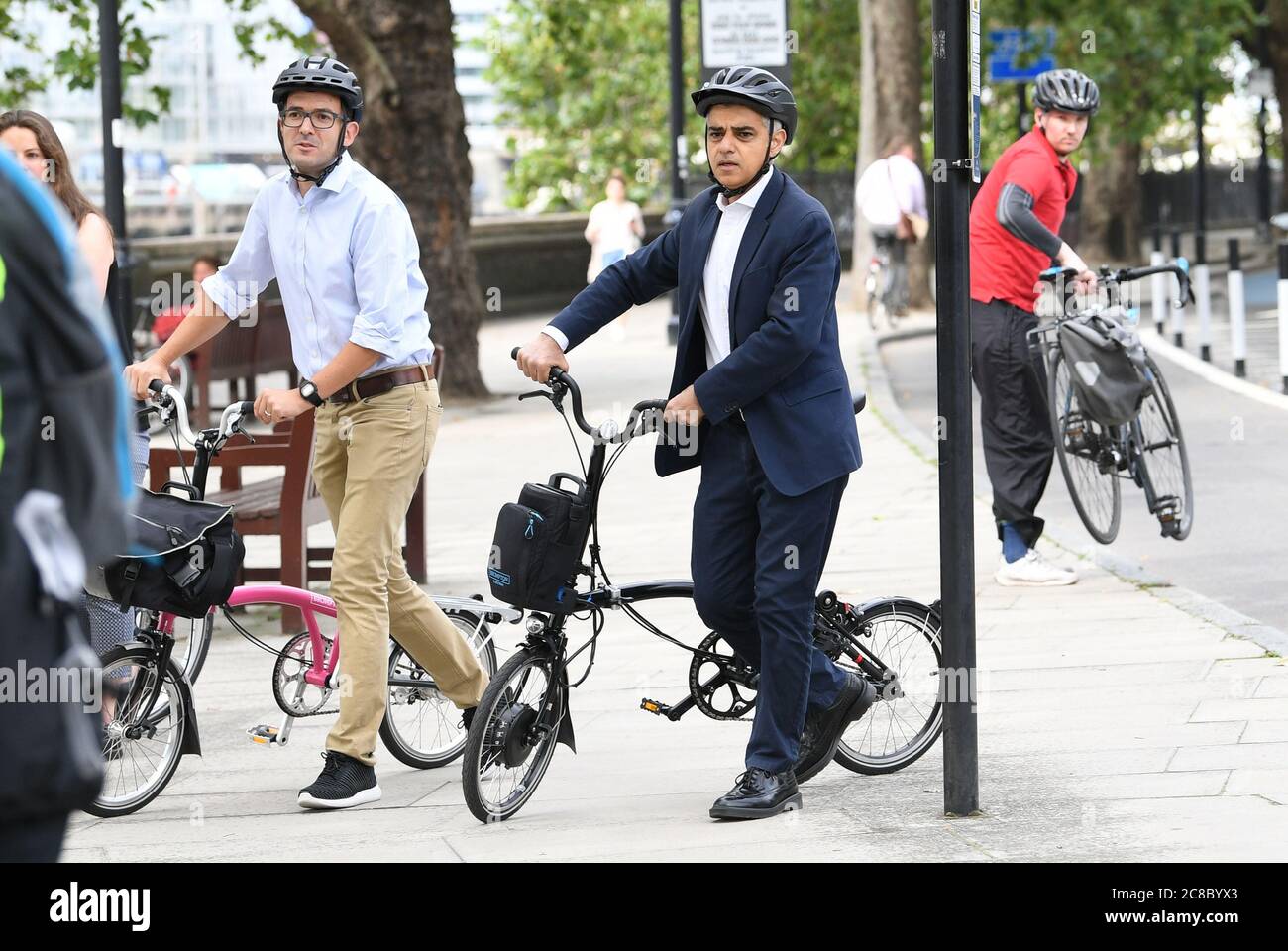 Il sindaco di Londra Sadiq Khan prova una nuova pista ciclabile protetta di Streetspace a Londra al lancio di un nuovo programma di formazione online. Foto Stock
