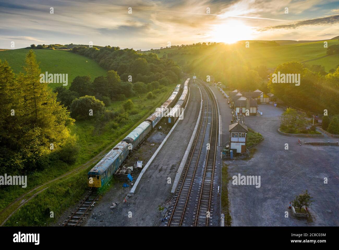 Un treno vecchio e inattivo alla stazione ferroviaria di Bolton Abbey nello Yorkshire, Inghilterra del Nord Foto Stock