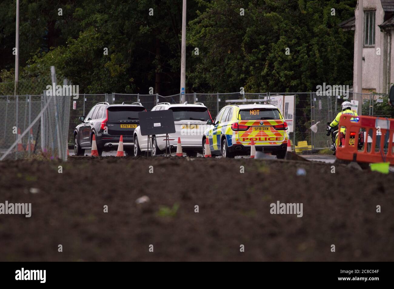 Glasgow, Scozia, Regno Unito. 23 luglio 2020. Nella foto: VIP riceve l'accompagnatore della polizia in un veicolo 4x4 scricchiollato sul retro dell'aeroporto di Glasgow. Credit: Colin Fisher/Alamy Live News Foto Stock