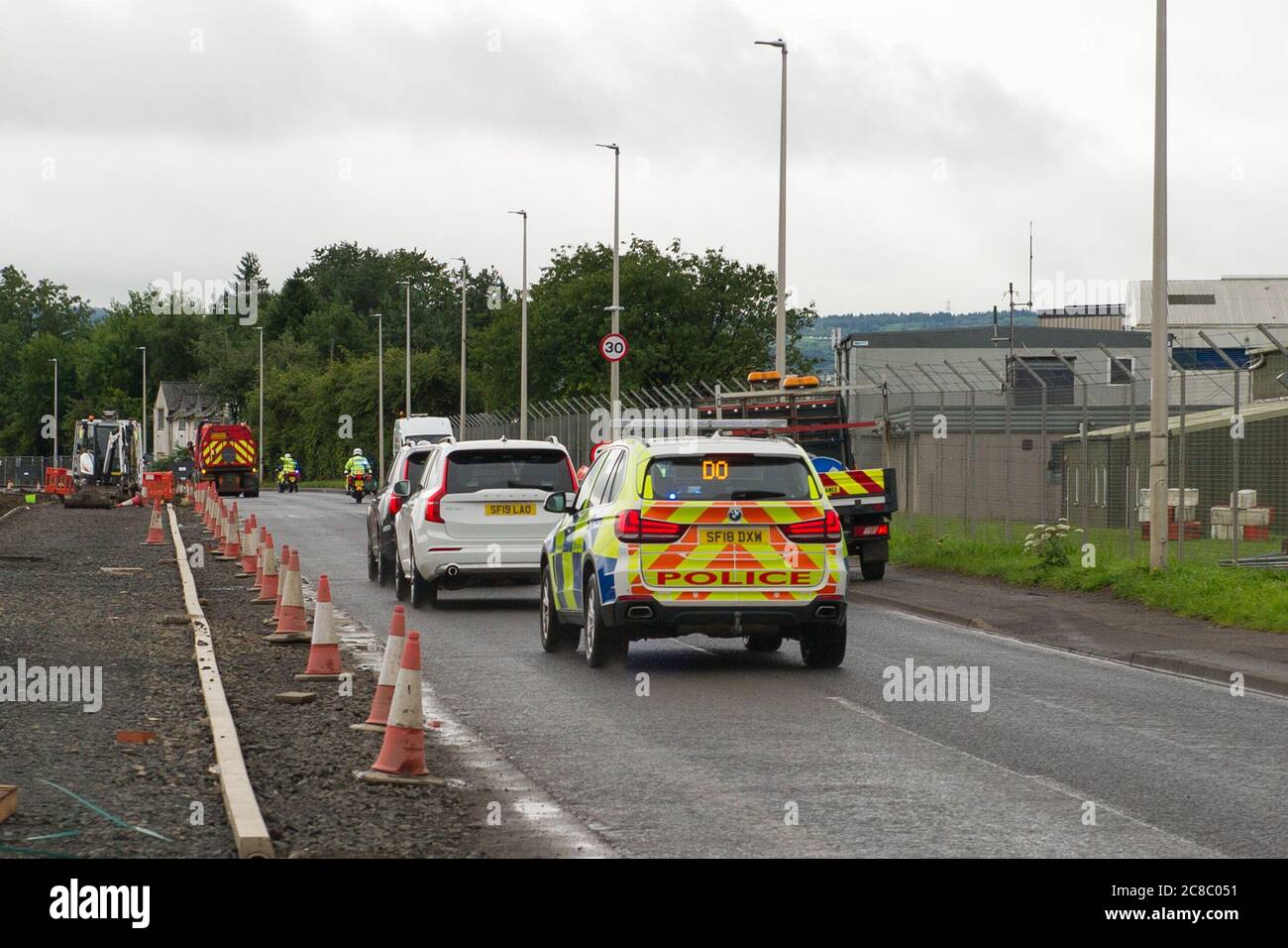 Glasgow, Scozia, Regno Unito. 23 luglio 2020. Nella foto: VIP riceve l'accompagnatore della polizia in un veicolo 4x4 scricchiollato sul retro dell'aeroporto di Glasgow. Credit: Colin Fisher/Alamy Live News Foto Stock