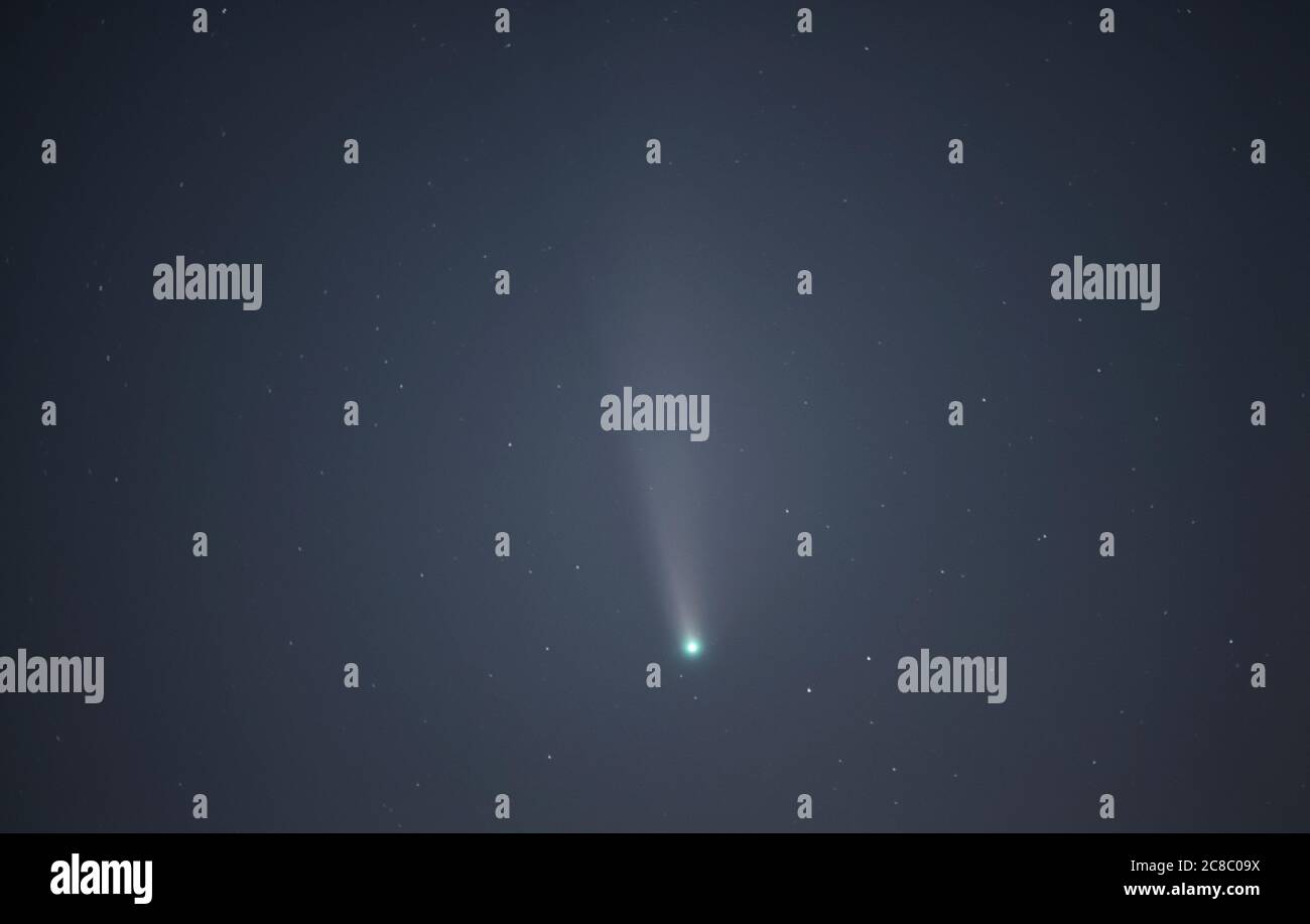 Londra, Regno Unito. 21 luglio 2020. Cometa C/2020 F3 Neowise fotografata prima della mezzanotte in cielo NW inquinato dalla luce sopra Londra, questa immagine non guidata e non filtrata è creata da una pila di 28 fotogrammi individuali attraverso un teleobiettivo da fotocamera. Credito: Malcolm Park/Alamy Foto Stock