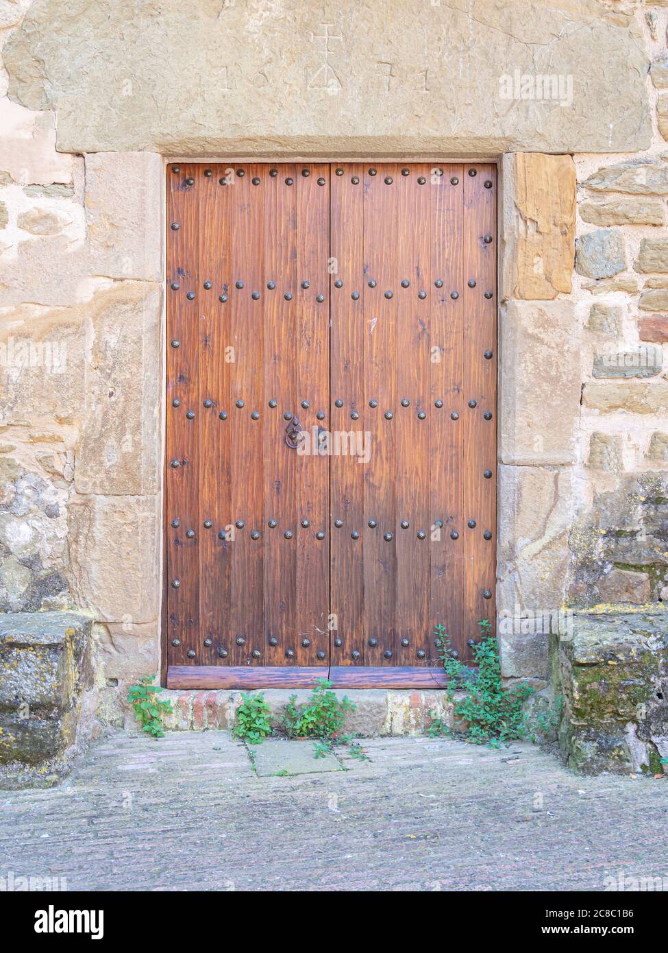 Porte medievali in legno di una casa di abitazione nel villaggio di Monells in Catalogna, Spagna Foto Stock