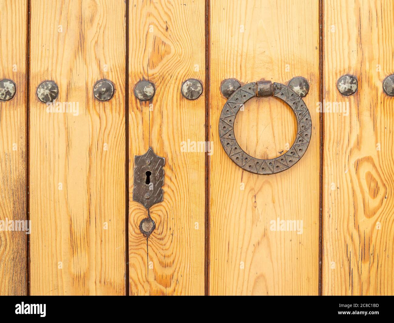 Maniglia per porta antica sulla superficie di legno della porta Foto Stock