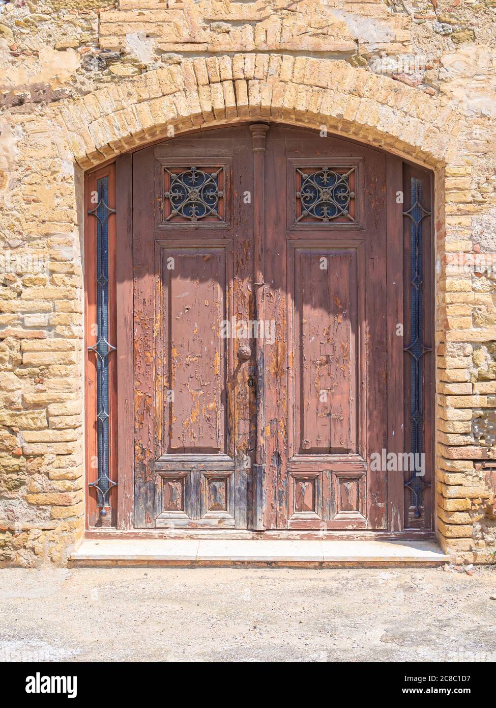 Porte medievali in legno di una casa antica in giornata di sole Foto Stock