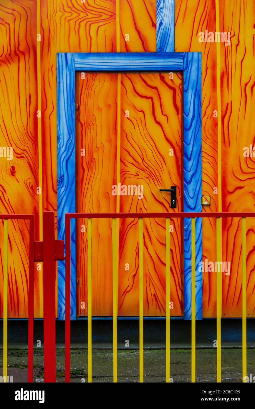 Porta colorata dietro la recinzione Foto Stock