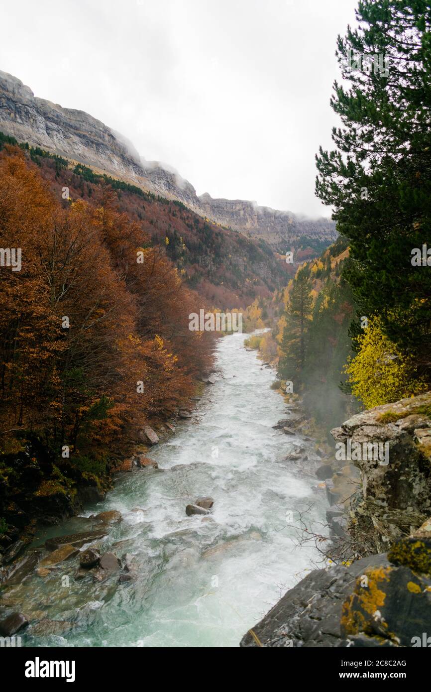 Grande fiume in un giorno nuvoloso autunno. Foto Stock