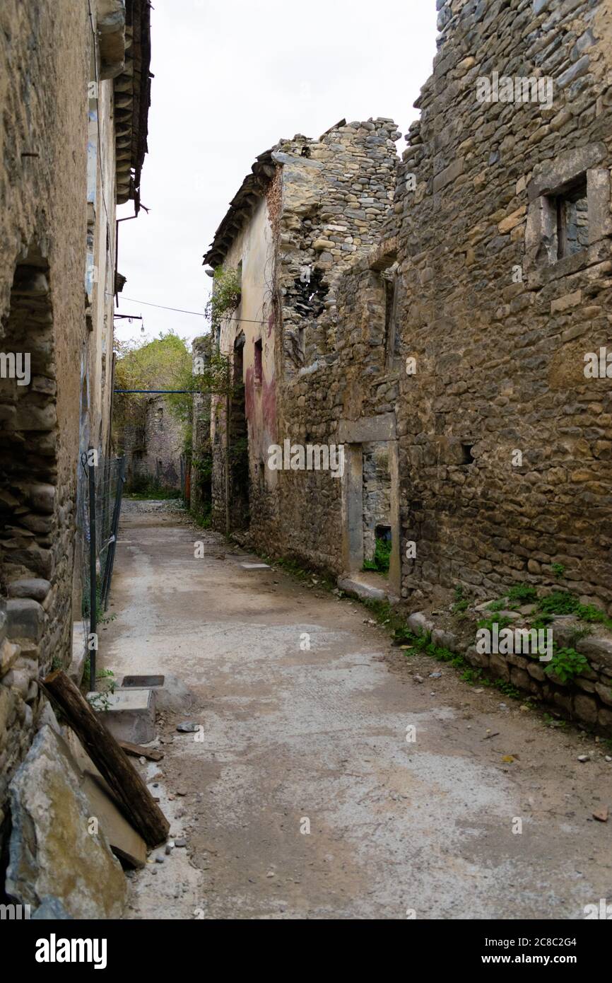 Resti di una città abbandonata in un giorno triste. Foto Stock