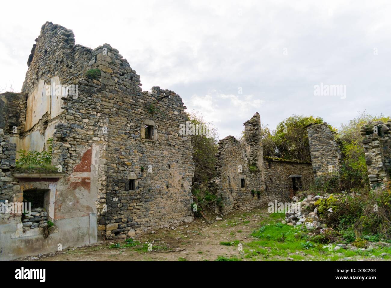 Resti di una città abbandonata in un giorno triste. Foto Stock