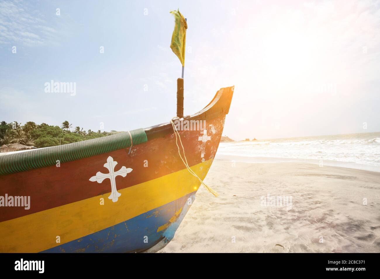 Barca a vita sulla spiaggia di Indian Goa Foto Stock