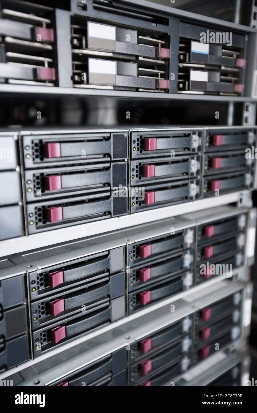 Primo piano dei dischi rigidi del server nel data center Foto Stock