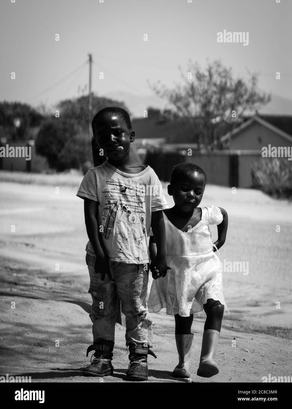 Immagine in bianco e nero di bambino africano, bambini neri da vicino Foto Stock