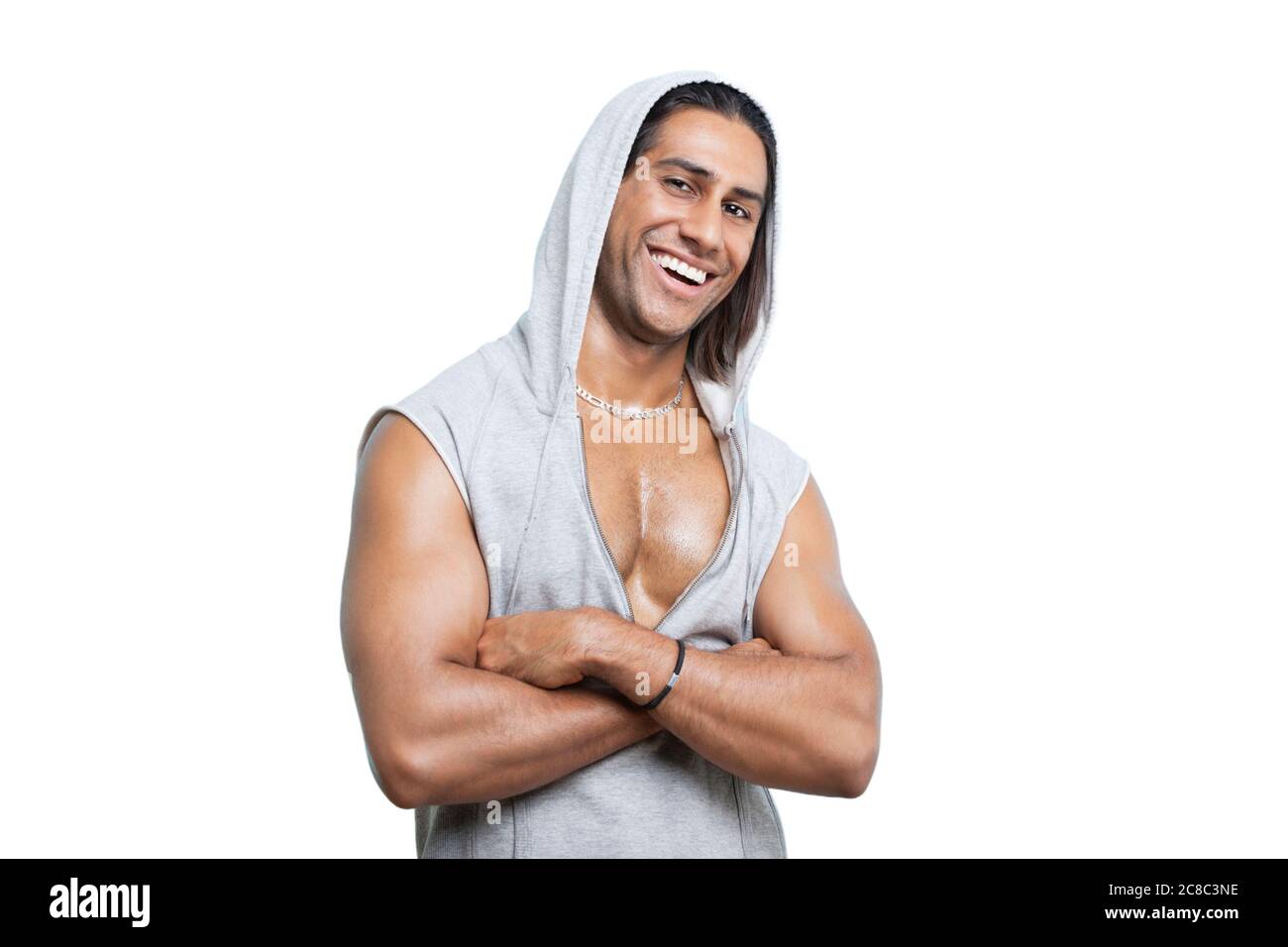 Attraente uomo indiano con le braccia ripiegate in studio Foto Stock