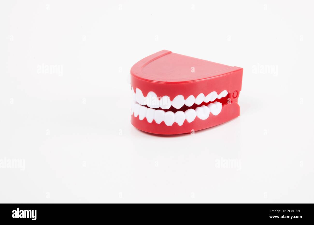 Denti giocattolo che si frantumi Foto Stock