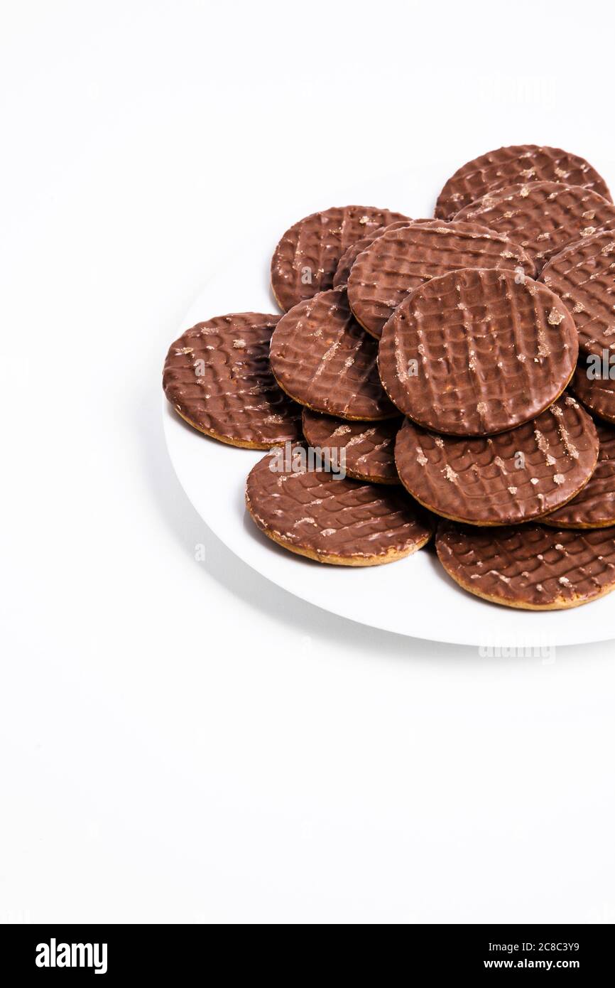 Biscotti al cioccolato sulla piastra Foto Stock