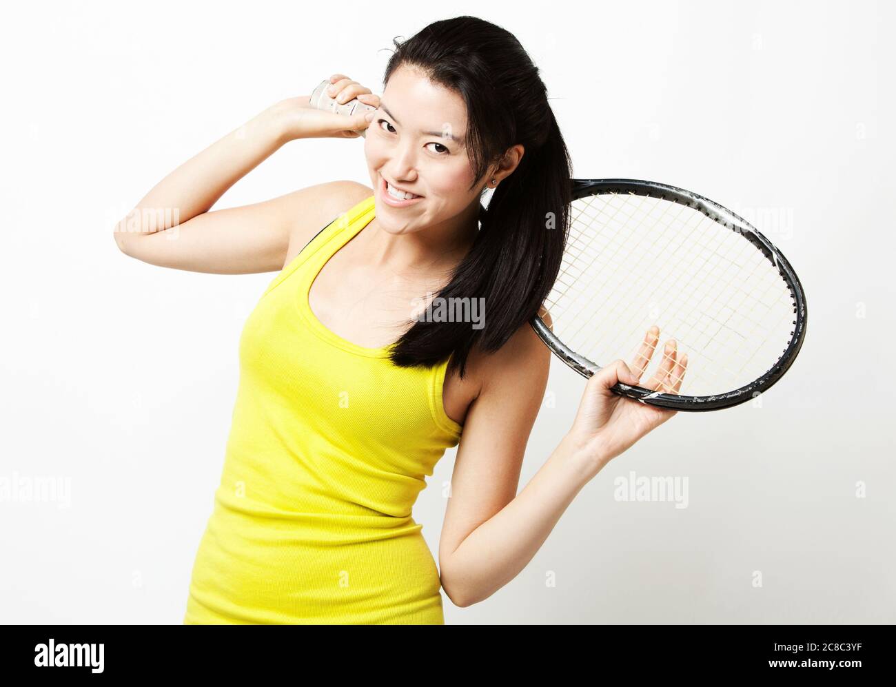 Attraente tennista asiatico con racchetta Foto Stock