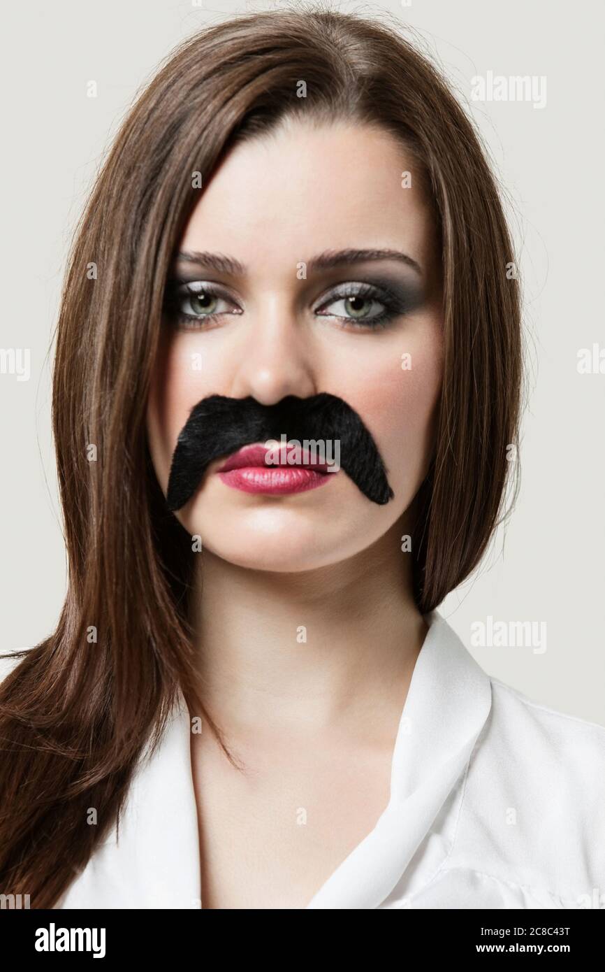 Donna che indossa baffi finti immagini e fotografie stock ad alta  risoluzione - Alamy