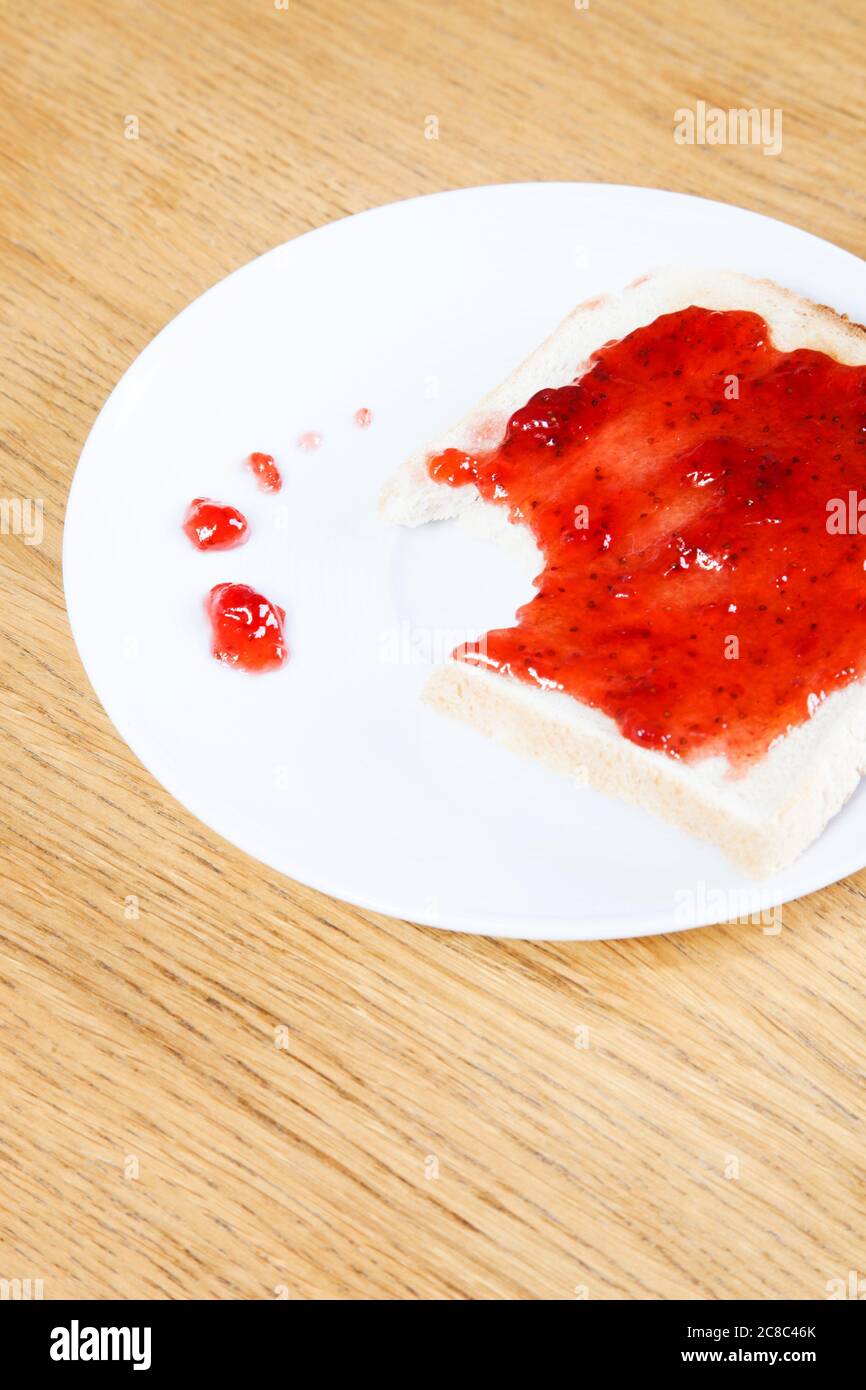 Confettura di fragole su pane tostato Foto Stock