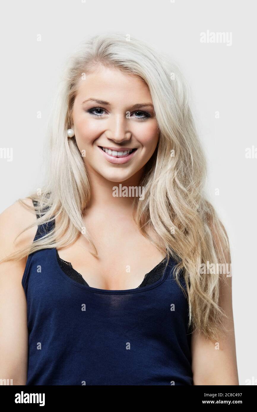 Bella donna bionda in studio Foto Stock