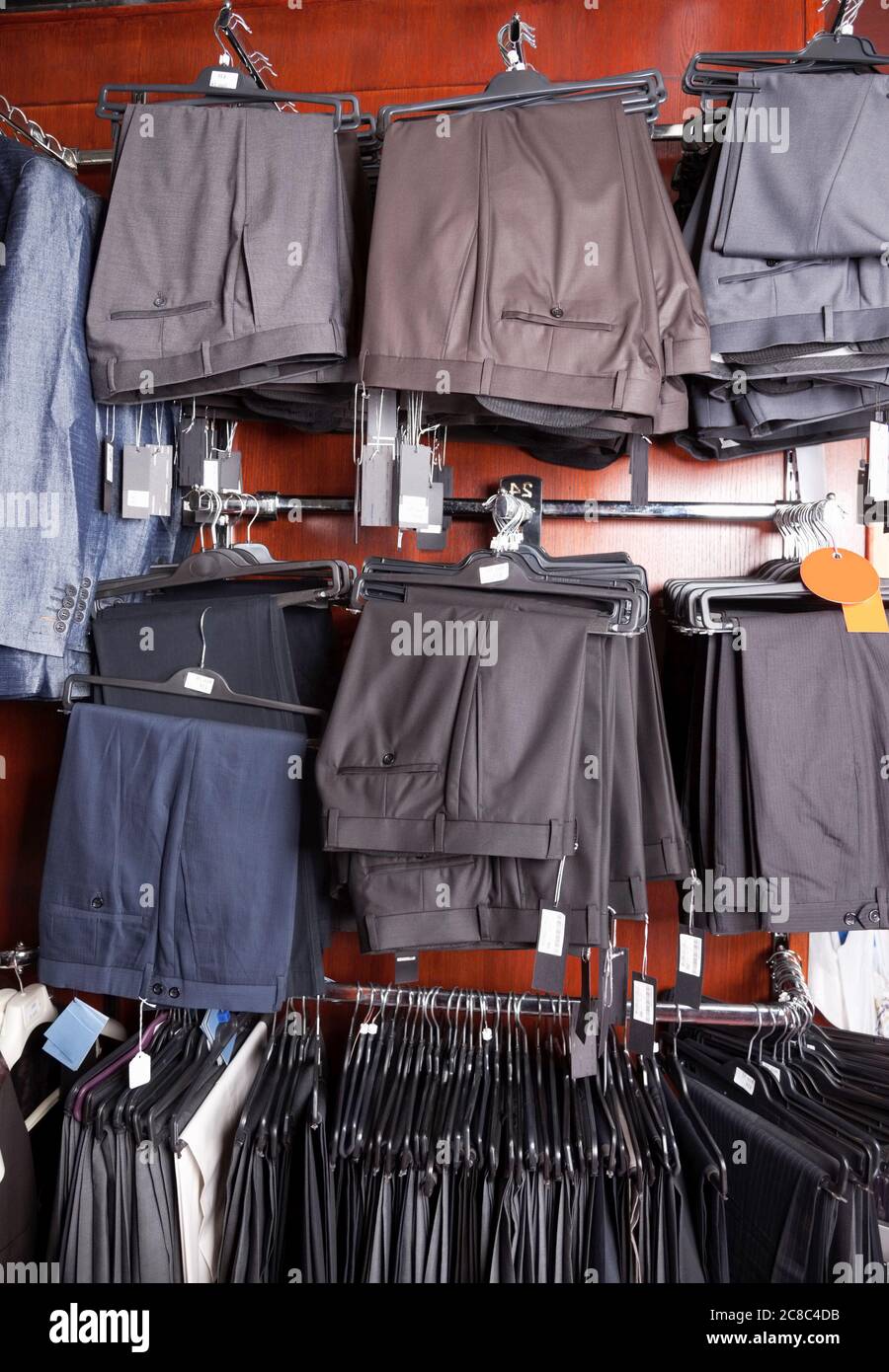 Pantaloni su appendiabiti in un negozio di sartoriale Foto Stock