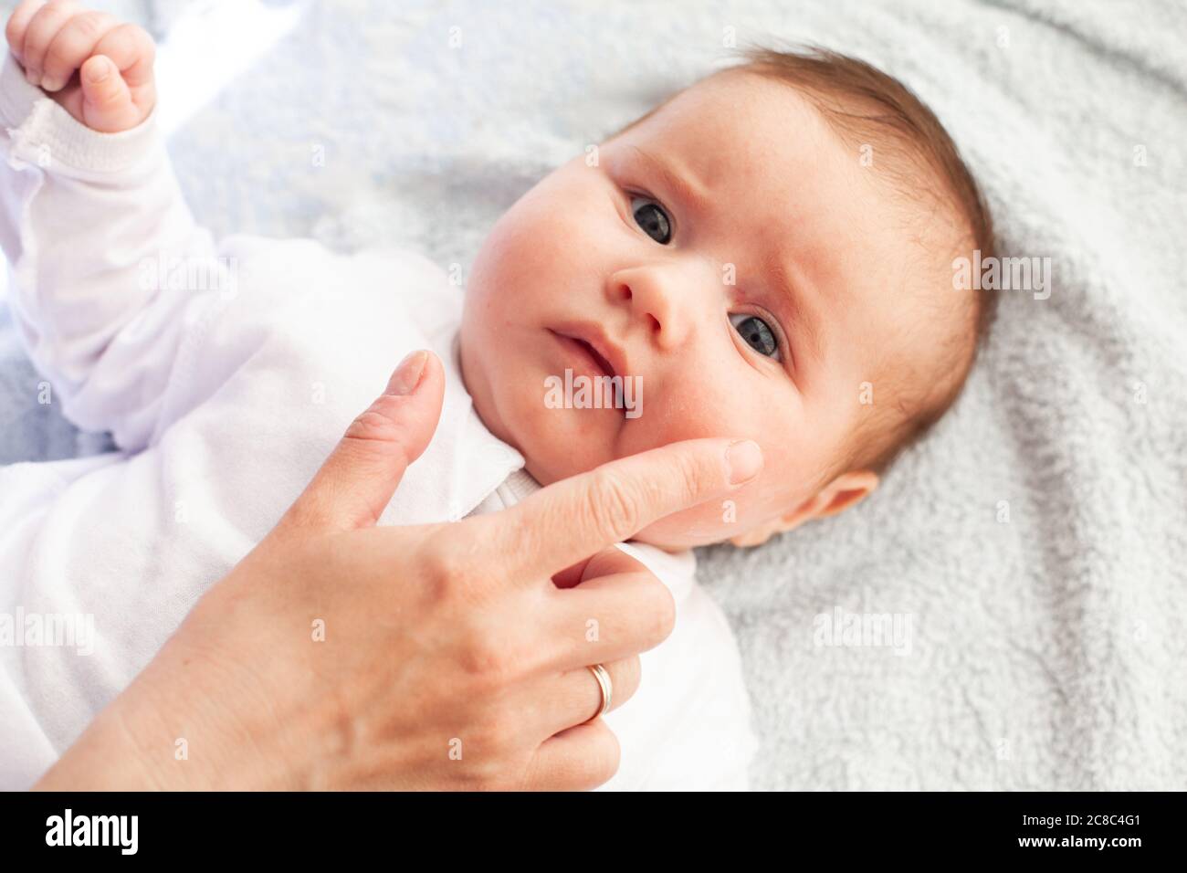 Bambino con dermatite atopica che ottiene la crema messa. Cura e  prevenzione di Eczema. Tenere il vostro bambino da prurito Foto stock -  Alamy